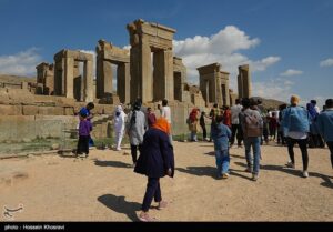 مسافران نوروزی در تخت جمشید و نقش رستم