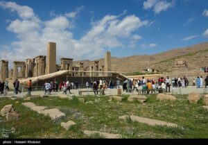مسافران نوروزی در تخت جمشید و نقش رستم