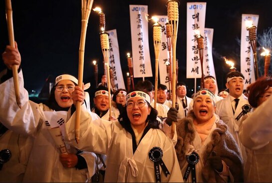 شرکت‌کنندگانی که مشعل‌ها را حمل می‌کنند