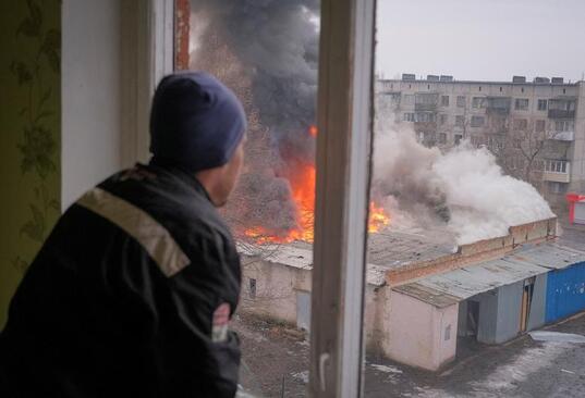 دیدنی های امروز؛ از تصادف مرگبار قطار در یونان تا کنگره جهانی موبایل در بارسلون اسپانیا شعله های جنگ در شهر "چاسیو یار"