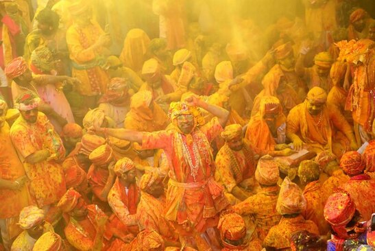 دیدنی های امروز؛ از تصادف مرگبار قطار در یونان تا کنگره جهانی موبایل در بارسلون اسپانیا جشن بهاره هندوها در معبد شریجی در منطقه ماتورای هند