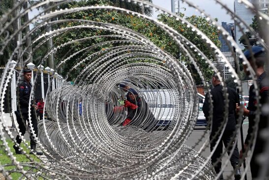 دیدنی های امروز؛ از تصادف مرگبار قطار در یونان تا کنگره جهانی موبایل در بارسلون اسپانیا کشیدن سیم خاردار در مقابل پارلمان اندونزی