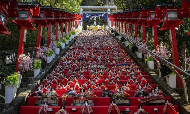 دیدنی های امروز؛ از تصادف مرگبار قطار در یونان تا کنگره جهانی موبایل در بارسلون اسپانیا عروسکهای زینتی ژاپنی (عروسکهای هینا)