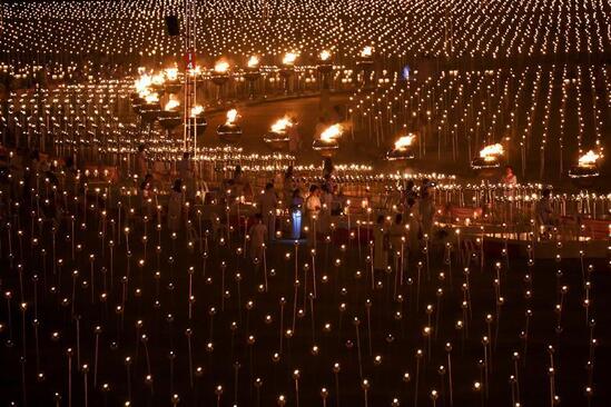 راهبان بودایی در معبدی در تایلند در جشنواره آیینی "ماخا بوچا" شمع روشن کرده اند
