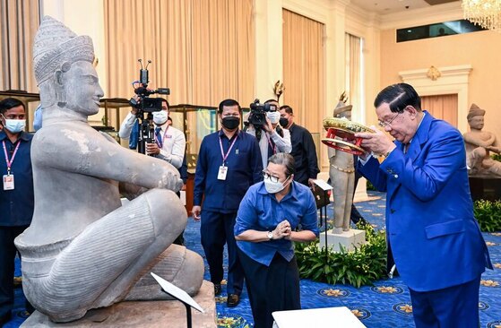 دیدنی های امروز؛ از شکستن رکورد طولانی ترین موج سواری تا روز جهانی خواب "هون سن" نخستوزیر کامبوج، در مراسم رونمایی از مجموعهای از مصنوعات دزدیده شده