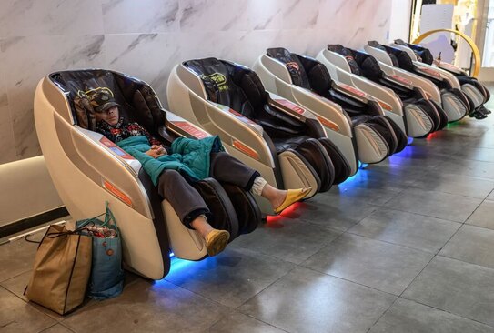 دیدنی های امروز؛ از شکستن رکورد طولانی ترین موج سواری تا روز جهانی خواب مردی در "روز جهانی خواب" در یک مرکز خرید در "گوآنگژو" چین استراحت می کند