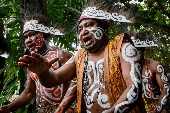 دیدنی های امروز؛ از شکستن رکورد طولانی ترین موج سواری تا روز جهانی خواب بومیانی از استان "پاپوآ" اندونزی در جشنواره ای