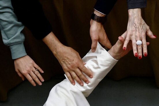 مصافحه پاپ فرانسیس با پیروانش در واتیکان