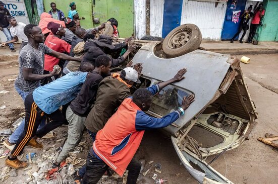 استفاده مخالفان تظاهرات کننده در شهر نایروبی کنیا از یک خودروی چپ شده 