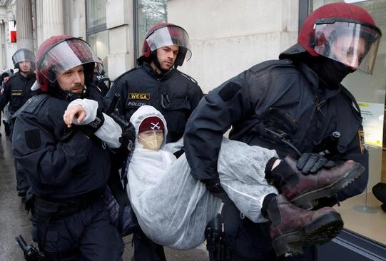 دیدنی های امروز؛ از مجسمه مومی مسی تا اعتراضات سراسری در فرانسه افسران پلیس اتریش یک معترض زیست محیطی را از جمع تظاهرات کنندگان