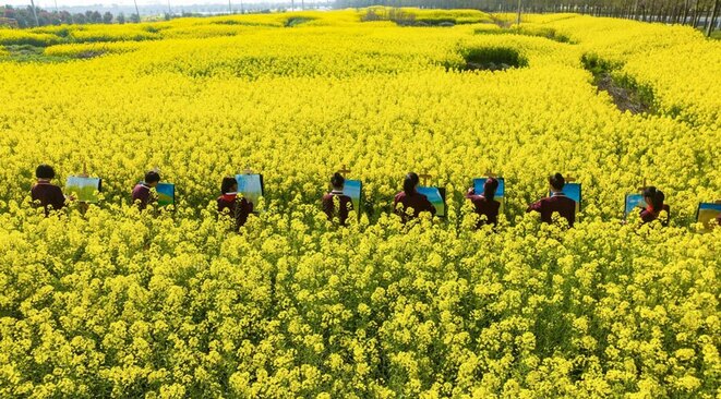 دیدنی های امروز؛ از مجسمه مومی مسی تا اعتراضات سراسری در فرانسه دانشجویان هنر چینی در حال نقاشی از طبیعت