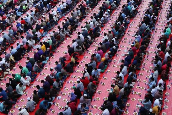 دیدنی های امروز؛ از سفره های افطاری تا فعال ضد جنگ کره جنوبی سفره خیریه افطاری در دوبی