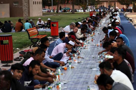 دیدنی های امروز؛ از سفره های افطاری تا فعال ضد جنگ کره جنوبی سفره افطاری در شهر ریاض عربستان سعودی