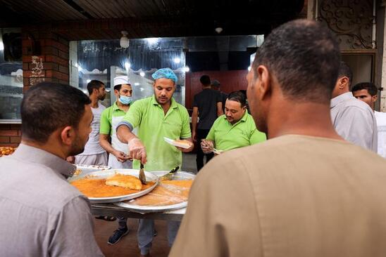 افطاری دادن به کارگران کم درآمد در شهر منامه بحرین