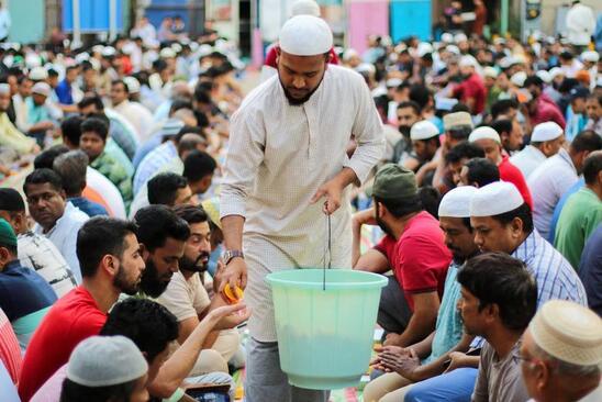 افطاری دادن به کارگران کم درآمد در شهر منامه بحرین