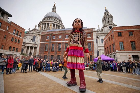 دیدنی های امروز؛ از سفره های افطاری تا فعال ضد جنگ کره جنوبی "اَمَل" عروسک سمبل و نماد مهاجران سوری در یکی از میادین اصلی شهر لندن