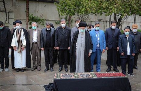 اقامه نماز رهبر انقلاب بر پیکر حسن غفوری‌فرد