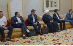 دیپلمات ایرانی بدون جوراب و تیشرت آستین کوتاه
