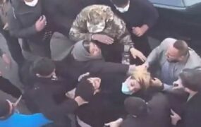 پلیس به ضرب و شتم یک خانم مدرسه