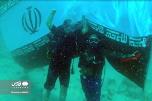 نصب بزرگترین پرچم ایران در عمق آب‌های خلیج فارس