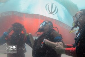 نصب بزرگترین پرچم ایران در عمق آب‌های خلیج فارس