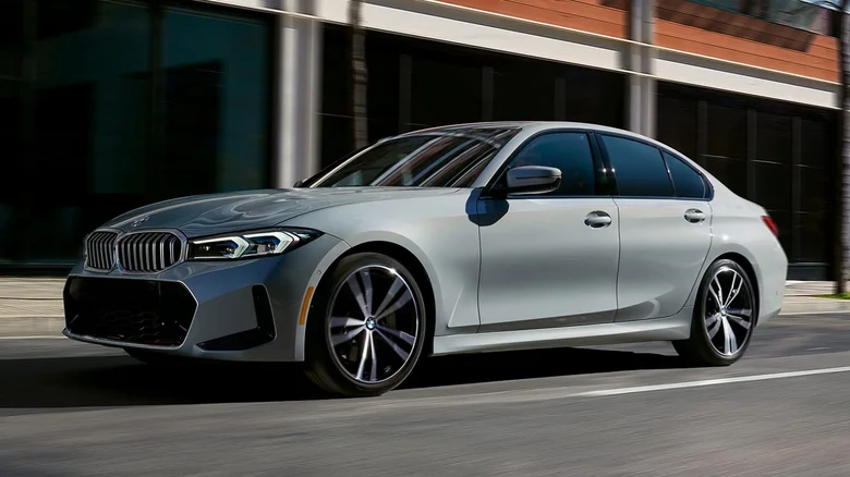 خودروهای دو چرخ عقب متحرک 