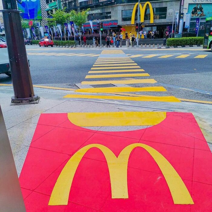 تبلیغ محیطی مک‌دونالد و سیب زمینی‌های خط عابر پیاده