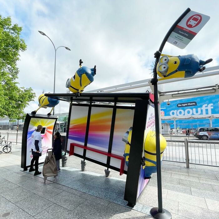 ایستگاه اتوبوس و تبلیغ فیلم مینیون‌ها