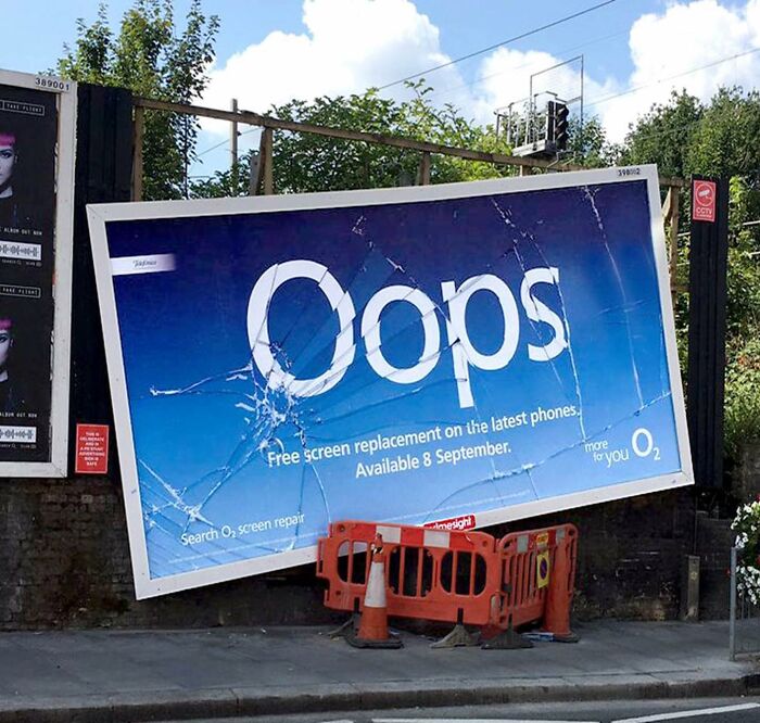 تبلیغ جالب شرکتِ تعمیر و تعویض صفحه تلفن همراه