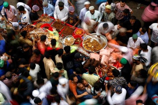 خرید افطاری از بازاری در شهر داکا بنگلادش