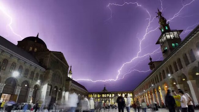 دیدنی های امروز؛ از بزرگ ترین یاقوت جهان تا تمرین تاجگذاری پادشاه جدید انگلیس رعد و برق بر فراز مسجد اموی در شهر دمشق سوریه