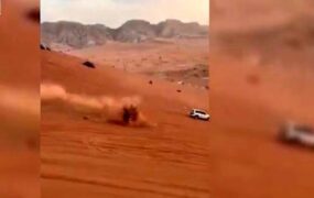 انفجار خودرو هایلوکس در دل کویر
