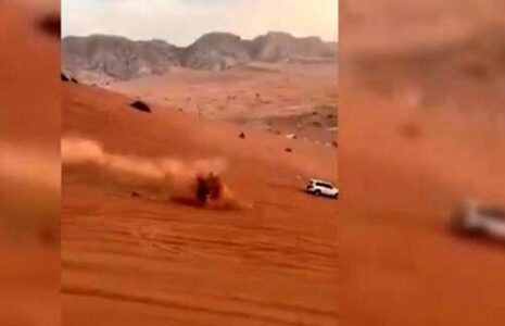 انفجار خودرو هایلوکس در دل کویر