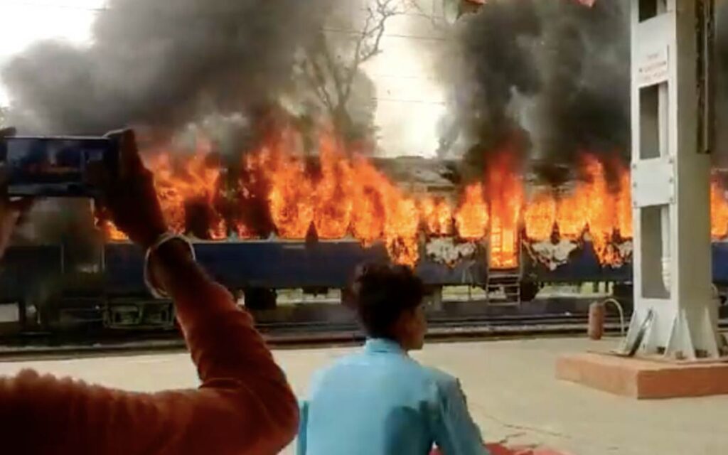 به آتش کشیدن مسافرانِ یک قطار در هند