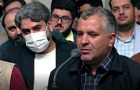 شعرخوانی طنز مسلم حسن‌شاهی‌راویز در دیدار با رهبر
