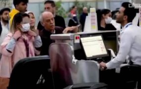 می خواهید سوار هواپیما شوید باید روسری تان را بپوشید