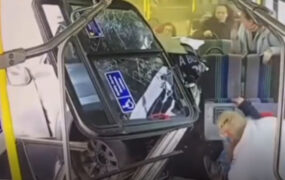 ورود وحشتناک خودرو سواری به داخل اتوبوس شهری
