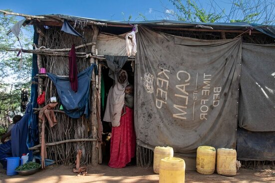 یک زن پناهجو سومالیایی در اردوگاه آوارگان در کنیا