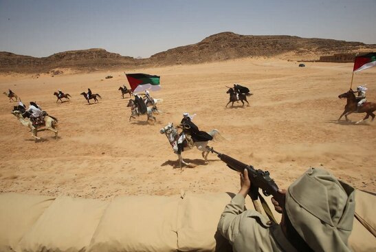 بازیگران با لباس های نظامی تاریخی وقایع شورش بزرگ اعراب