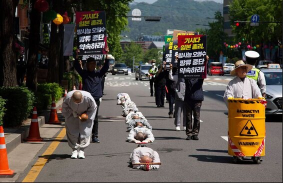 دیدنی های امروز؛ از حمله پهپادی به اوکراین تا تظاهرات راهبان کره جنوبی راهبان بودایی در کره جنوبی در اعتراض به دفع آب رادیواکتیو هسته ای فوکوشیما