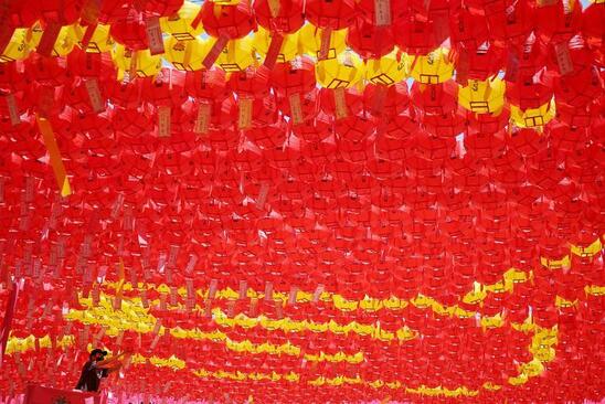 تزیین یک معبد در شهر سئول کره جنوبی به مناسبت روز تولد بودا