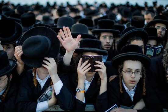 یهودیان ارتدوکس در سالمرگ حکیم تلمودی در مقبره خاخام شیمون بار یوچای در کوه مرون دعا می کنند