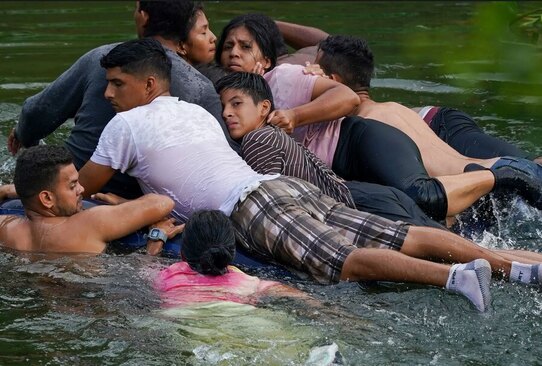 عبور خانواده های پناهجو از رود مرزی "ریو براوو" بین مکزیک و ایالت متحده آمریکا