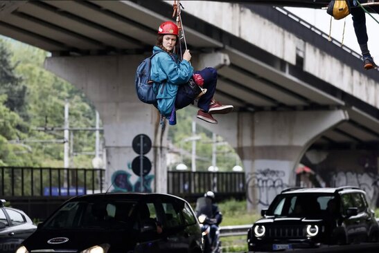 فعالان محیط زیستی در جریان یک اعتراض در حال بستن جاده کمربندی شهر رم ایتالیا 