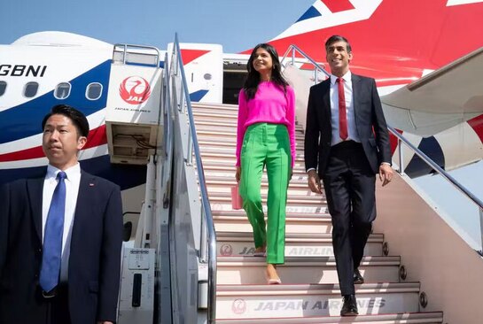 ورود ریشی سوناک نخست وزیر انگلیس و همسرش به فرودگاه شهر توکیو در سفر رسمی به ژاپن