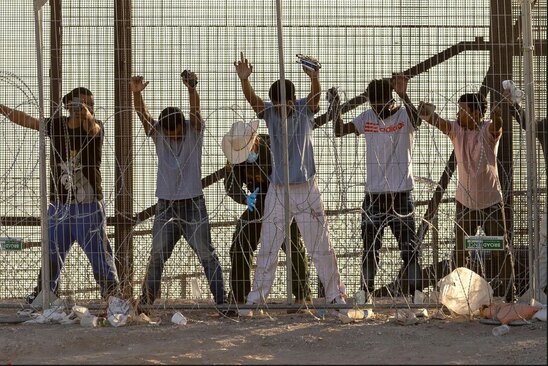 مامور مرزبانی ایالات متحده آمریکا در حال تفتیش بدنی پناهجویان در مرز ال پاسو تگزاس