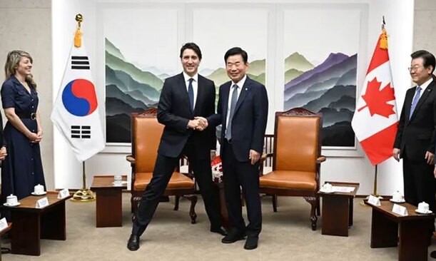 ژست بحث برانگیز "جاستین ترودو" نخست وزیر کانادا در دیدار با رییس مجلس کره جنوبی در سئول
