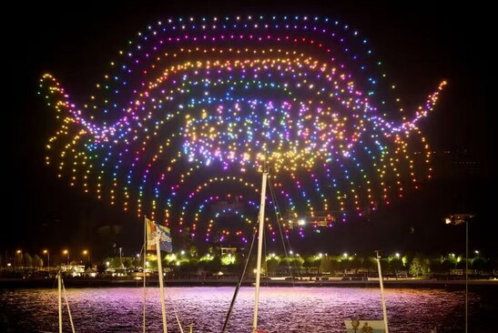 یک نمایش نوری شبانه با پهپاد بر فراز شهر ژنو سوییس