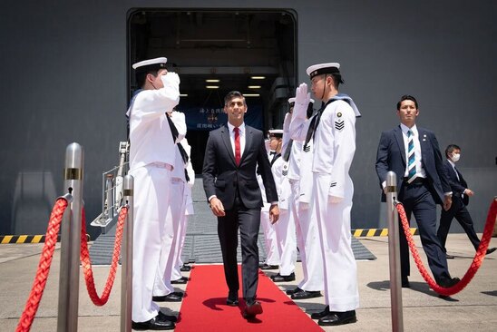 بازدید نخست وزیر انگلیس از پایگاه دریایی یوکوسوکا ژاپن در حاشیه نشست سران گروه جی هفت در ژاپن