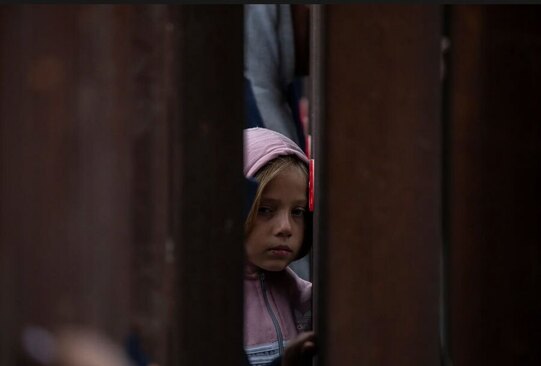 پناهجویان مستقر در مرز آمریکا در انتظار دریافت غذا از نیروهای داوطلب